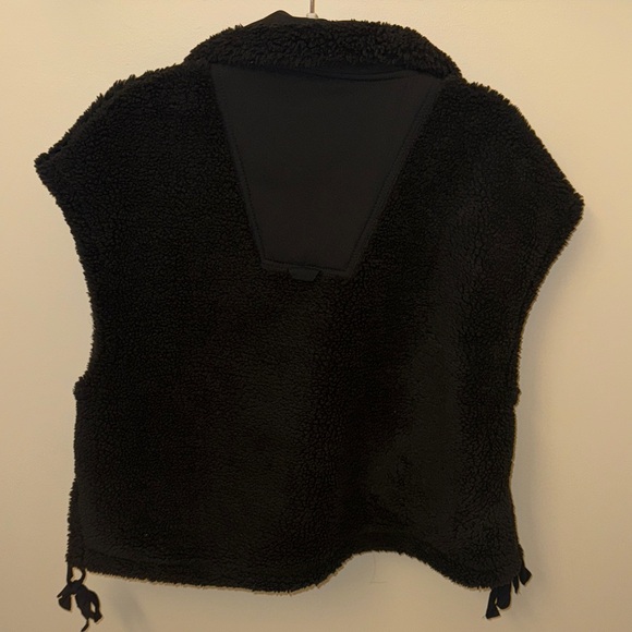 Women's Black Sherpa Vest - Picture 4 of 5